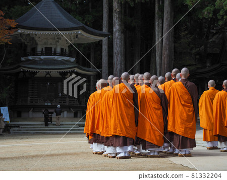 Koyasan monk's morning service Koyasan monk's morning service 81332204