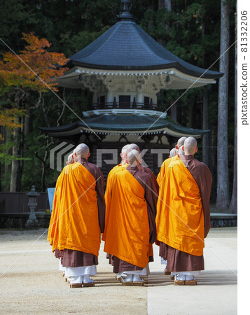 Koyasan monk's morning service Koyasan monk's morning service 81332206