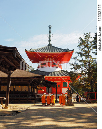 Koyasan monk's morning service Koyasan monk's morning service 81332265