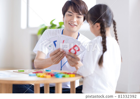 Early childhood education Girls taking lessons in an English conversation class 81332392