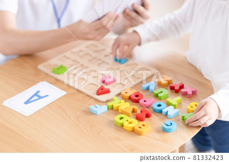 幼兒教育在英語會話班上課的孩子的手 幼兒教育在英語會話班上課的孩子的手 81332423