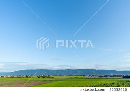 鄉村夏日的天空從朝倉市拍攝美能山脈 81332616