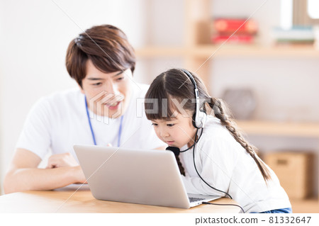 女孩上課，使用一台電腦 81332647