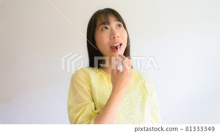 刷牙的女人 81333349