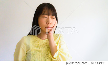 Woman with a toothache 81333998