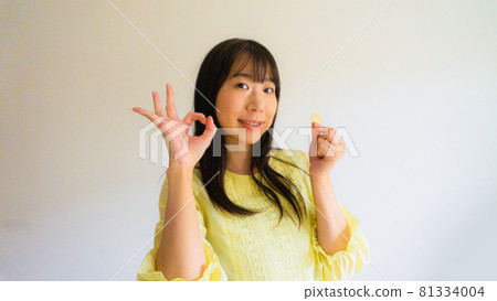 拿著500日元硬幣的女人 81334004