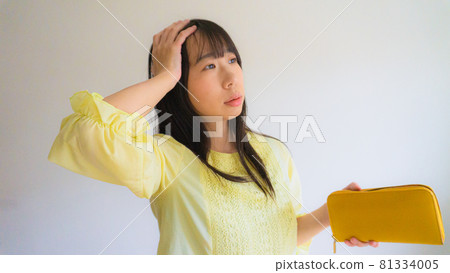 一個女人帶著錢包 81334005