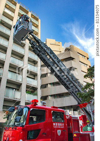 Fire extinguishing activities for ladder trucks of fire engines Fire extinguishing activities for ladder trucks of fire engines 81334075