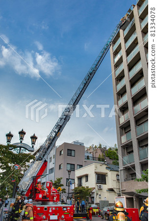 Fire extinguishing activities for ladder trucks of fire engines 81334078