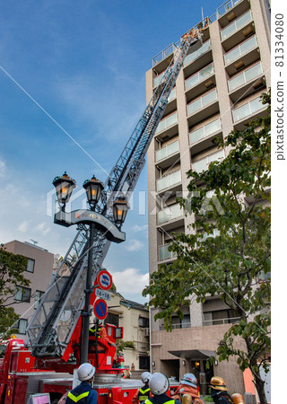 Fire extinguishing activities for ladder trucks of fire engines 81334080