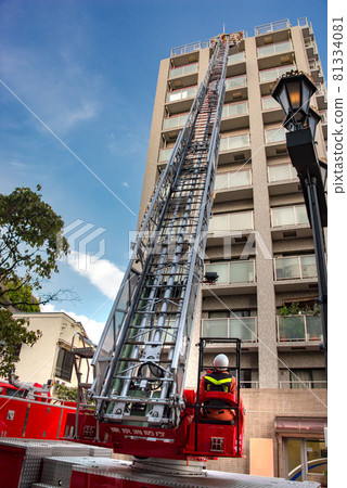 Fire extinguishing activities for ladder trucks of fire engines 81334081