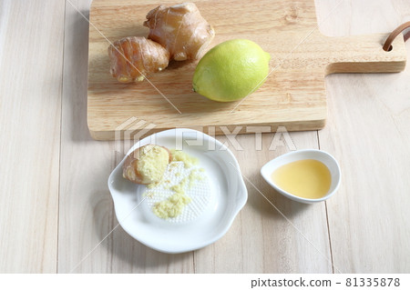 製作薑茶預防感冒、薑末、蜂蜜、變黃的青檸檬 製作薑茶預防感冒、薑末、蜂蜜、變黃的青檸檬 81335878
