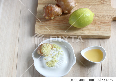 製作薑茶預防感冒、薑末、蜂蜜、變黃的青檸檬 81335879