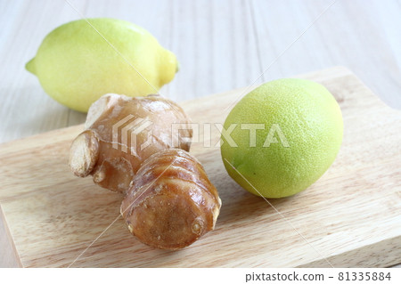Ginger and a little yellowish green lemon Ginger and a little yellowish green lemon 81335884