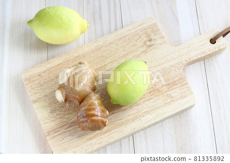 薑和少許黃綠色檸檬 薑和少許黃綠色檸檬 81335892