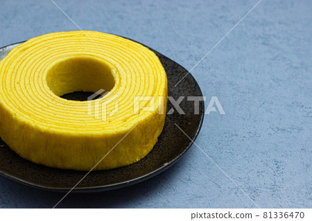 年輪蛋糕照片，右側有復印空間 81336470