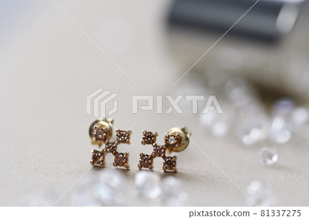 earring 81337275