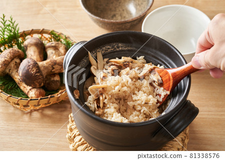 Matsutake mushroom rice cooked in a clay pot 81338576