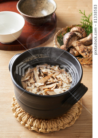 用砂鍋煮的松茸蘑菇飯 用砂鍋煮的松茸蘑菇飯 81338583