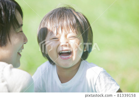 父母和孩子在花園游泳池玩耍 81339158