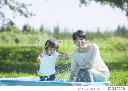 父母和孩子在花園游泳池玩耍 81339220