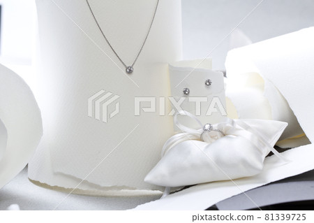 jewelry jewelry 81339725