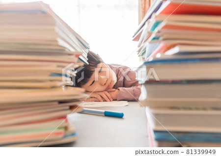 厭倦了很多課本的小學生的孩子 厭倦了很多課本的小學生的孩子 81339949