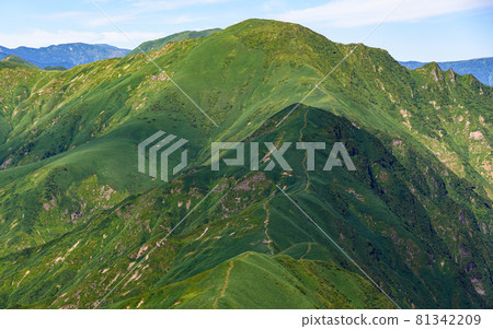 從谷川山脈和小鹿澤之門看萬太郎山 81342209