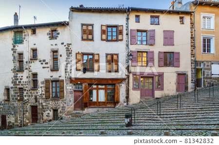 Street in Le Puy-en-Velay, France Street in Le Puy-en-Velay, France 81342832