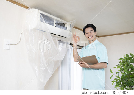 清潔空調後呼籲清潔的房屋清潔工 81344083