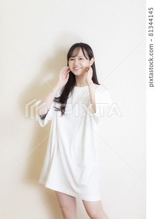 Women in white T-shirts, loungewear, rough style Women in white T-shirts, loungewear, rough style 81344145