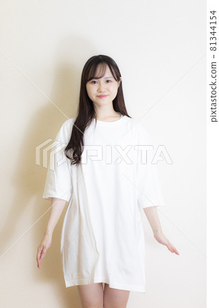Women in white T-shirts, loungewear, rough style 81344154