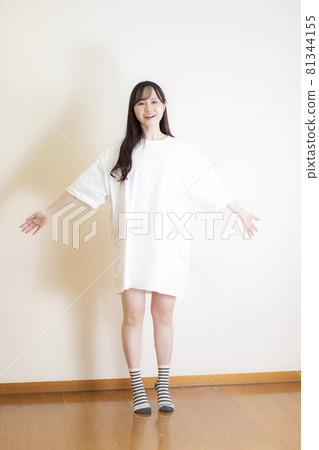 Women in white T-shirts, loungewear, rough style 81344155