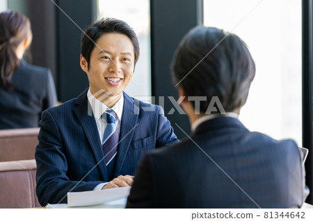 商人在辦公室有業務洽談 81344642