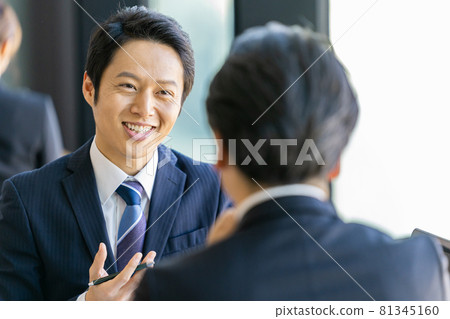 商人在辦公室有業務洽談 81345160