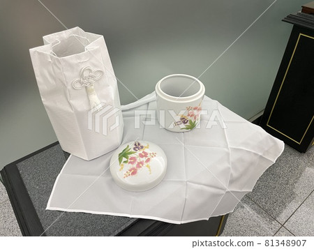 Crematorium bone-raising image 81348907