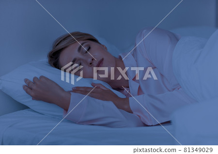 Beautiful mature woman sleeping well on the side at night 81349029