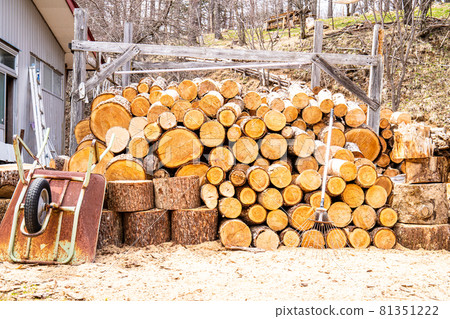 A mountain lodge in Nagano Prefecture, wood before making firewood that was in Manasuru Sanso 81351222