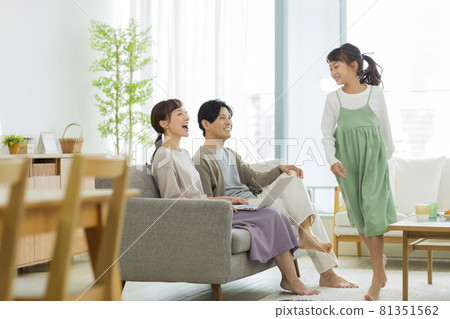 A family spending in the living room 81351562