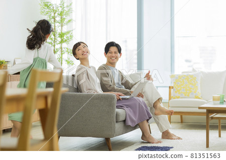 A family spending in the living room 81351563