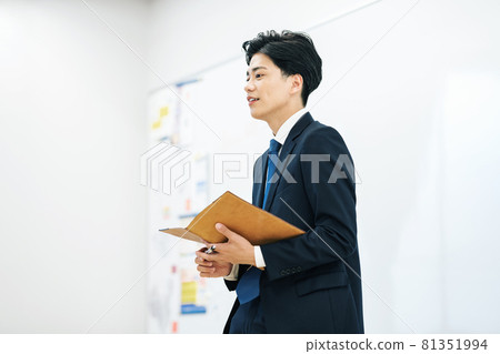 Teacher teaching in the classroom Photographing cooperation: Japanese language school attached to Chuo Technical School 81351994