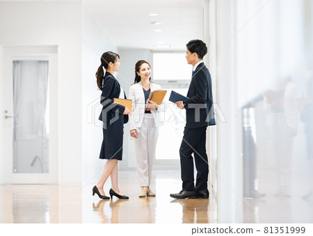 Young business person who communicates Photographing cooperation: Japanese language school attached to Chuo Institute of Technology 81351999