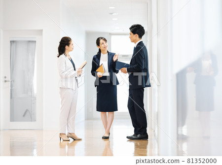 Young business person who communicates Photographing cooperation: Japanese language school attached to Chuo Institute of Technology Young business person who communicates Photographing cooperation: Japanese language school attached to Chuo Institute of Technology 81352000