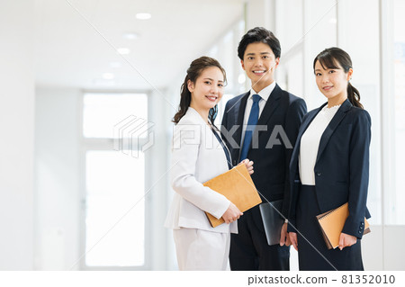 年輕商務人士的肖像拍攝合作:中央工業大學附屬日本語學校 年輕商務人士的肖像拍攝合作:中央工業大學附屬日本語學校 81352010