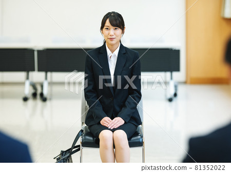 公司面試的女性 81352022