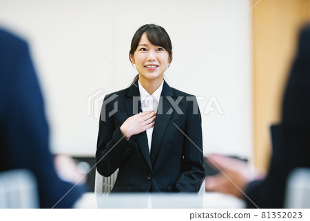 Women interviewed by a company 81352023