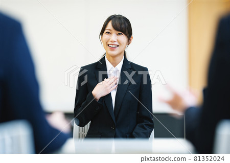 公司面試的女性 81352024