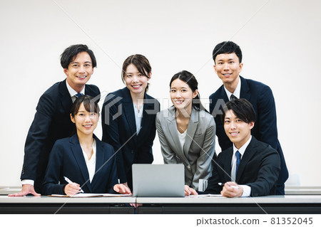 一個年輕的商務人士的肖像 一個年輕的商務人士的肖像 81352045