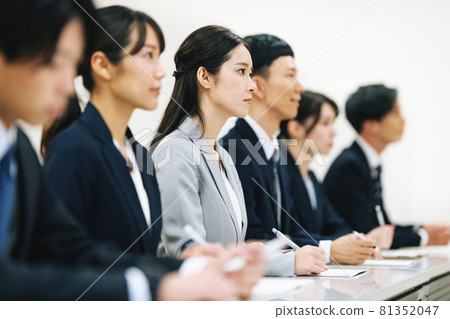 Business person receiving training 81352047