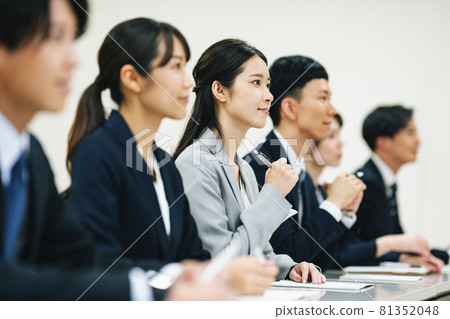 Business person receiving training 81352048